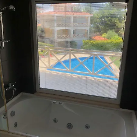 Mahallesi, Aegean Breeze Sitesi B7